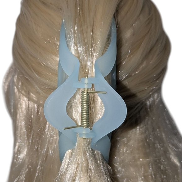 🍁 3/$15 Boutique Triangle Claw Hair Clip - Picture 2 of 6